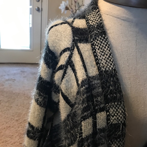 Brand New sweater BY Joenia - Picture 3 of 7